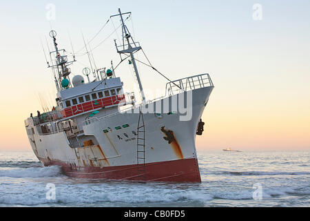 Betroffenen japanischen Fischerboot läuft "Eihatsu Maru" gestrandet in Clifton, Kapstadt Stockfoto