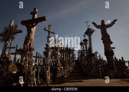 10. April 2012 - Siauliai, Litauen - Hügel der Crosses.The Berg der Kreuze, Kryzi. Kalnas, liegt in der Nähe der kleinen Stadt Siauliai. Der litauischen nationalen Anblick wird von vielen Tausenden von internationalen pilgern jedes Jahr besucht. Zehntausende von Kreuze sind thront auf einem kleinen Hügel, darstellt Stockfoto