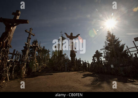 10. April 2012 - Siauliai, Litauen - Hügel der Crosses.The Berg der Kreuze, Kryzi. Kalnas, liegt in der Nähe der kleinen Stadt Siauliai. Der litauischen nationalen Anblick wird von vielen Tausenden von internationalen pilgern jedes Jahr besucht. Zehntausende von Kreuze sind thront auf einem kleinen Hügel, darstellt Stockfoto