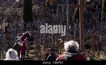 9. April 2012 - Siauliai, Litauen - Hügel der Crosses.The Berg der Kreuze, Kryzi. Kalnas, liegt in der Nähe der kleinen Stadt Siauliai. Der litauischen nationalen Anblick wird von vielen Tausenden von internationalen pilgern jedes Jahr besucht. Zehntausende von Kreuze sind thront auf einem kleinen Hügel aus C Stockfoto