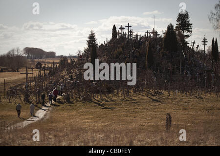 9. April 2012 - Siauliai, Litauen - Hügel der Crosses.The Berg der Kreuze, Kryzi. Kalnas, liegt in der Nähe der kleinen Stadt Siauliai. Der litauischen nationalen Anblick wird von vielen Tausenden von internationalen pilgern jedes Jahr besucht. Zehntausende von Kreuze sind thront auf einem kleinen Hügel aus C Stockfoto