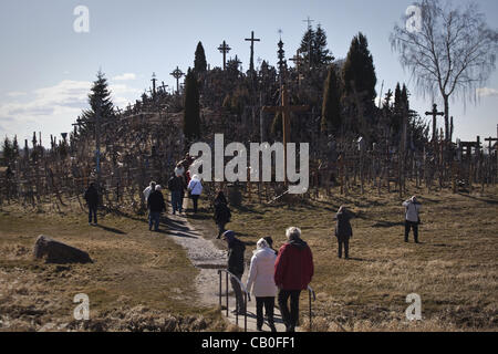 9. April 2012 - Siauliai, Litauen - Hügel der Crosses.The Berg der Kreuze, Kryzi. Kalnas, liegt in der Nähe der kleinen Stadt Siauliai. Der litauischen nationalen Anblick wird von vielen Tausenden von internationalen pilgern jedes Jahr besucht. Zehntausende von Kreuze sind thront auf einem kleinen Hügel aus C Stockfoto