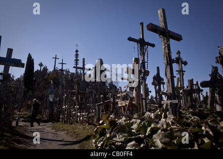 9. April 2012 - Siauliai, Litauen - Hügel der Crosses.The Berg der Kreuze, Kryzi. Kalnas, liegt in der Nähe der kleinen Stadt Siauliai. Der litauischen nationalen Anblick wird von vielen Tausenden von internationalen pilgern jedes Jahr besucht. Zehntausende von Kreuze sind thront auf einem kleinen Hügel aus C Stockfoto