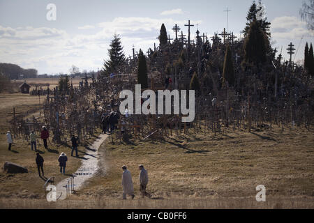 9. April 2012 - Siauliai, Litauen - Hügel der Crosses.The Berg der Kreuze, Kryzi. Kalnas, liegt in der Nähe der kleinen Stadt Siauliai. Der litauischen nationalen Anblick wird von vielen Tausenden von internationalen pilgern jedes Jahr besucht. Zehntausende von Kreuze sind thront auf einem kleinen Hügel aus C Stockfoto