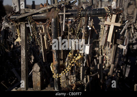 10. April 2012 - Siauliai, Litauen - Hügel der Crosses.The Berg der Kreuze, Kryzi. Kalnas, liegt in der Nähe der kleinen Stadt Siauliai. Der litauischen nationalen Anblick wird von vielen Tausenden von internationalen pilgern jedes Jahr besucht. Zehntausende von Kreuze sind thront auf einem kleinen Hügel, darstellt Stockfoto