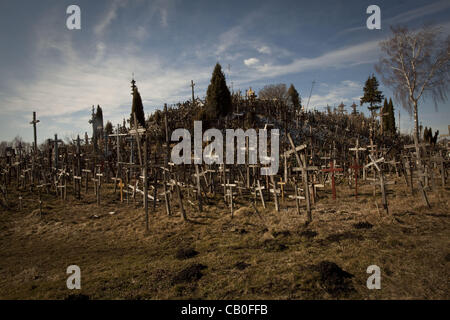 10. April 2012 - Siauliai, Litauen - Hügel der Crosses.The Berg der Kreuze, Kryzi. Kalnas, liegt in der Nähe der kleinen Stadt Siauliai. Der litauischen nationalen Anblick wird von vielen Tausenden von internationalen pilgern jedes Jahr besucht. Zehntausende von Kreuze sind thront auf einem kleinen Hügel, darstellt Stockfoto