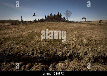 10. April 2012 - Siauliai, Litauen - Hügel der Crosses.The Berg der Kreuze, Kryzi. Kalnas, liegt in der Nähe der kleinen Stadt Siauliai. Der litauischen nationalen Anblick wird von vielen Tausenden von internationalen pilgern jedes Jahr besucht. Zehntausende von Kreuze sind thront auf einem kleinen Hügel, darstellt Stockfoto