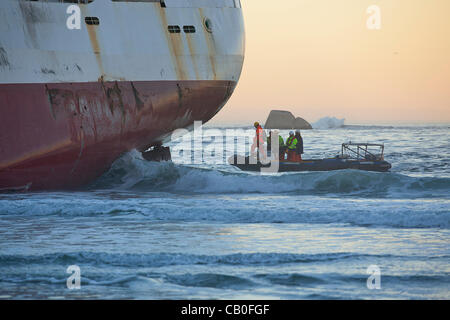 Betroffenen japanischen Fischerboot läuft "Eihatsu Maru" gestrandet in Clifton, Kapstadt Stockfoto