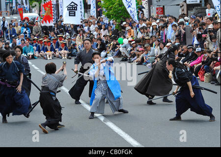 Tokyo, Japan - März 13: Menschen in Kostümen der Shinsengumi, zeigte eine Gruppe von Samurai des späten 1800's, die Zuschauer einige berühmte Szenen der Schlachten, die die Gruppe als Teil der Hino Shinsengumi Festival in Hino, Tokio, Japan, am 13. Mai 2012 hatte. Da einige der Mitglieder in dieser Stadt geboren wurden und Stockfoto