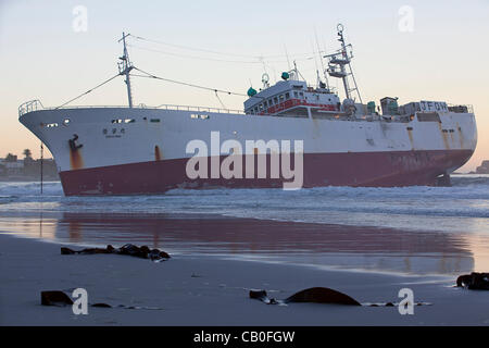 Betroffenen japanischen Fischerboot läuft "Eihatsu Maru" gestrandet in Clifton, Kapstadt Stockfoto