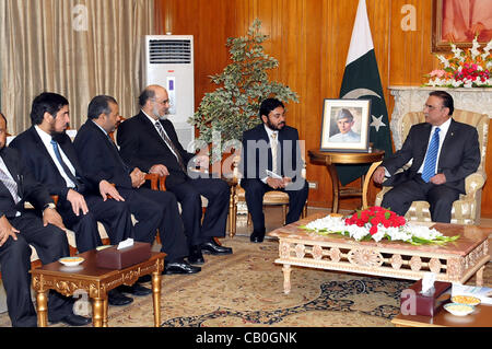 Präsident Asif Ali Zardari spricht mit Prof.Dr.Sulaiman Abdullah Abal-Khail, Rektor der Imam Mohammad bin Saud Islamische Universität von Riad, bei Treffen in Aiwan-e-Sadr in Islamabad auf Dienstag, 15. Mai 2012. Stockfoto