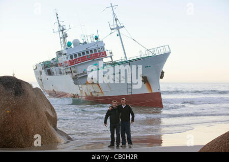 Betroffenen japanischen Fischerboot läuft "Eihatsu Maru" gestrandet in Clifton, Kapstadt Stockfoto