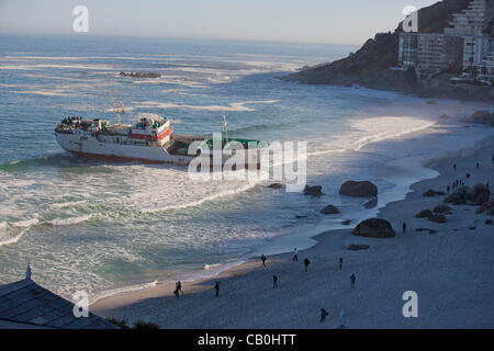 Betroffenen japanischen Fischerboot läuft "Eihatsu Maru" gestrandet in Clifton, Kapstadt Stockfoto