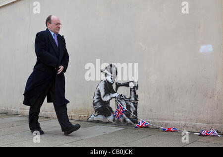 Das Werk "Sklavenarbeit" von Graffiti Künstler Banksy erschien, die kurz vor den Olympischen Spielen und der Königin Diamond Jubiläumsfeier in Wood Green, London, UK. Das Stück wurde später entfernen und Aufmachungen für Auktion in den USA. feiern. Stockfoto