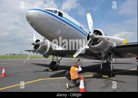 KLM Royal Dutch Airlines historische Transporter Flugzeug DC-3 Dakota landete in Prag Ruzyne Airport, Tschechische Republik am 15. Mai 2012. (CTK Foto/Stan Peska) Stockfoto