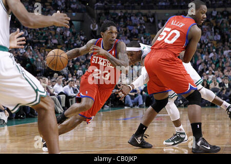 14.05.2012. Boston, Massachusetts.  Philadelphia Sixers point Guard Lou Williams (23) Vergangenheit treibt Boston Celtics Punkt Wache gestellten Rajon Rondo (9) auf dem Bildschirm von Philadelphia Sixers Power-forward Lavoy Allen (50) während der Philadelphia Sixers 82-81-Sieg über die Boston Celtics in Spiel 2 des Ostens Stockfoto