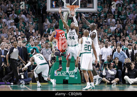 14.05.2012. Boston, Massachusetts.  Philadelphia-Sixers shooting Guard Evan Turner (12) für den Layup gegen die Boston Celtics kleine gilt weiterleiten Paul Pierce (34) während die Philadelphia Sixers 82-81-Sieg über die Boston Celtics in Spiel 2 der Eastern Conference Halbfinale Playoff-Serie, bei der Stockfoto