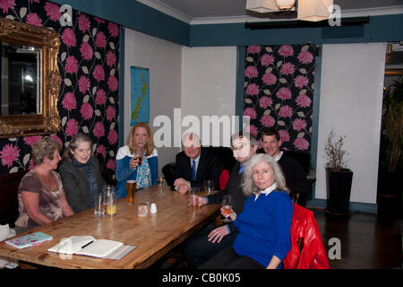 London, UK. 15. Mai 2012. Die letzte Kampagne Treffen der "sparen the Castle Pub" in der Burg-Kneipe vor dieses beliebte Pub ist von Languard Investitionen geschlossen. Stockfoto