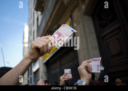 15. Mai, 2012-Barcelona, Spanien. Indignados zeigen Papiergeld vor einer Bank. Mehrere Gruppen von "Indignados" Aktionen gegen Banken in Barcelona durch Vertreibungen wegen Krise Stockfoto