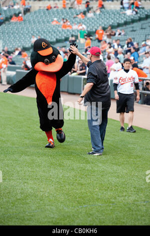 14. Januar 2007 - Baltimore, Maryland, USA - Baltimore, MD-15 Mai: Doug O'Neill Trainer der 138. wirft die erste Seillänge im Oriole Park at Camden Yards während der New York Yankees V Baltimore Orioles in Baltimore, MD am 15.05.12 Kentucky Derbysieger werde ich einen anderen haben. (Kredit-Bild: © Ryan Lasek Stockfoto