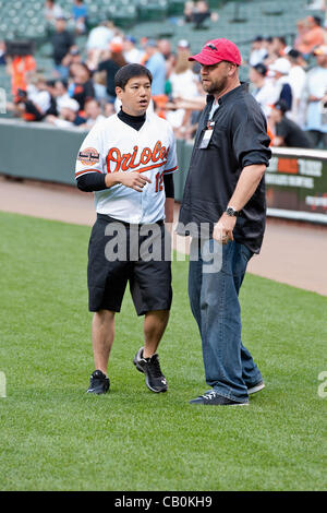 14. Januar 2007 - Baltimore, Maryland, USA - Baltimore, MD-15 Mai: Doug O'Neill Trainer der 138. wirft die erste Seillänge im Oriole Park at Camden Yards während der New York Yankees V Baltimore Orioles in Baltimore, MD am 15.05.12 Kentucky Derbysieger werde ich einen anderen haben. (Kredit-Bild: © Ryan Lasek Stockfoto