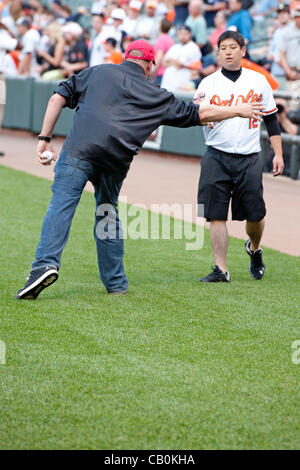 14. Januar 2007 - Baltimore, Maryland, USA - Baltimore, MD-15 Mai: Doug O'Neill Trainer der 138. wirft die erste Seillänge im Oriole Park at Camden Yards während der New York Yankees V Baltimore Orioles in Baltimore, MD am 15.05.12 Kentucky Derbysieger werde ich einen anderen haben. (Kredit-Bild: © Ryan Lasek Stockfoto