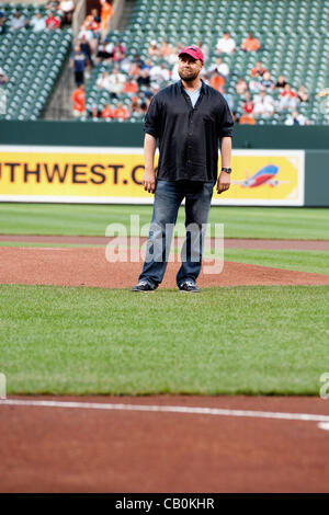 14. Januar 2007 - Baltimore, Maryland, USA - Baltimore, MD-15 Mai: Doug O'Neill Trainer der 138. wirft die erste Seillänge im Oriole Park at Camden Yards während der New York Yankees V Baltimore Orioles in Baltimore, MD am 15.05.12 Kentucky Derbysieger werde ich einen anderen haben. (Kredit-Bild: © Ryan Lasek Stockfoto