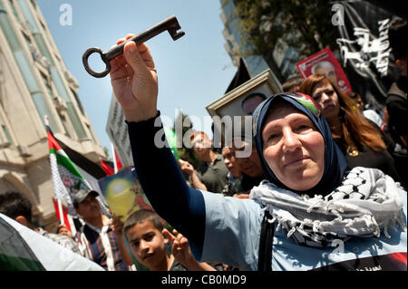 RAMALLAH, Palästinensische Autonomiegebiete - 15. Mai 2012: Tragen einen Schlüssel als Symbol für das Recht auf Rückkehr, marschiert eine Palästinenserin durch die Straßen von Ramallah Nakba Day, zum Gedenken an die "Katastrophe", die palästinensischen Flüchtlinge aus was den modernen Staat Israel im Jahr 1948 wurde vertrieben. Stockfoto