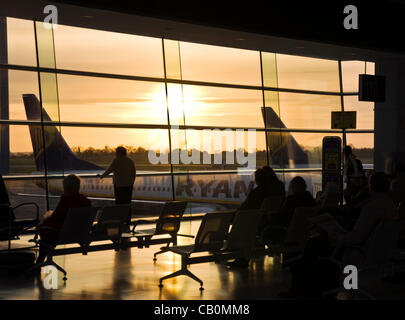 16. Mai 2012. Flughafen Dublin, Irland. Passagiere warten auf einen frühen Flug als Morgendämmerung bricht. Ryanair schließt vorübergehend seine Website für Wartungsarbeiten an diesem Wochenende, aber Passagiere versäumen, ihre Bordkarte zu drucken, bevor das Herunterfahren noch Strafen am Flughafen konfrontiert sein wird. Stockfoto