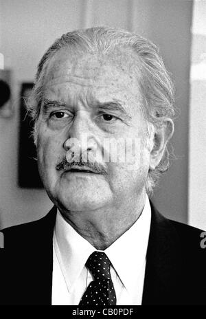 Carlos Fuentes mexikanischer Autor elegante liberale Intellektuelle 1928-2012 fotografiert im Jahr 1999 in schwarz & weiß vor einer Lesung an der 92nd Street Y in New York City Stockfoto