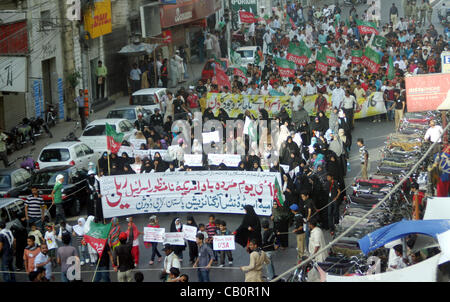 Unterstützer des Imamia Studenten Organisation (ISO) durchlaufen eine Straße während der Protestkundgebung gegen Israel in Karachi auf Mittwoch, 16. Mai 2012. Stockfoto