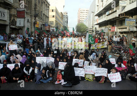 Unterstützer des Imamia Studenten Organisation (ISO) protestieren gegen Israel während der Rallye in Karachi auf Mittwoch, 16. Mai 2012. Stockfoto