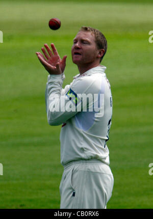 16.05.12 das Kia Oval, London, ENGLAND: Gareth Batty of Surrey in Surrey Vs Somerset Befestigung an das Kia Oval gespielt. Stockfoto