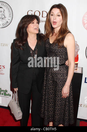 16. Mai 2012 - New York, New York, US - Schauspielerinnen VALERIE BERTINELLI und JANE LEEVES besuchen die "Brüder Club Braten von Betty White" im Sheraton New York Hotel statt. (Bild Kredit: Nancy Kaszerman/ZUMAPRESS.com ©) Stockfoto