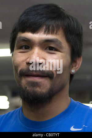 16. Mai 2012 - wurde Los Angeles, Kalifornien, USA - Datei Foto - Boxer MANNY PACQUIAO von The Grove, einem Los Angeles Einkaufszentrum für Anti-Homosexuell Kommentare gesperrt. Bild: 3. März 2010 - MANNY PACQUIAO, Philippinen, Gespräche mit der Presse während ein offenes Training in Los Angeles. ( Stockfoto