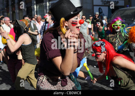 Madrid, Spanien. Demonstranten verkleidet als Clowns eine lustige Atmosphäre bei einem massiven Protest an der Puerta del Sol zum einjährigen Jubiläum von Spaniens Indignado Bewegung am 15. Mai 2012 statt.  Ähnliche Proteste fanden rund um den Globus statt, nachdem die erste Bewegung vor einem Jahr gestartet wurde. Stockfoto