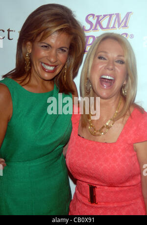 16. Mai 2012 Club New York New York USA KATHY LEE GIFFORD und HODA KOTB an die Brüder Braten von Betty White im Sheraton Hotel New York City.  (Kredit-Image@Jeffrey Geller)/ZumaPress.com Stockfoto