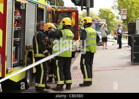 Croydon UK. 16 Mai 2012. Eine 28 Jahre alte Frau war 30 m unter einer Straßenbahn in Croydon, Südlondon nach dem Versuch, Straßenbahnlinien kreuzen gezogen. Rund 50 Rettungsdienste einschließlich Feuerwehr, Krankenwagen und Polizei waren auf Seite der Opfer unter der Straßenbahn zu extrahieren. Sie wurde mit einem Luft-Krankenwagen ins Krankenhaus gebracht. Stockfoto