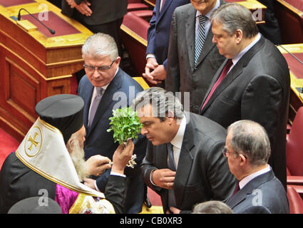 17. Mai 2012 bekommt - Athen, Griechenland - Führer der Partei Unabhängige Griechen, Panos Kammenos, Hieronymus des griechischen und Mitglieder des Heiligen Synod mit Weihwasser geheiligt.  Parteiführer und Mitglieder der griechischen Regierung nehmen den Amtseid in das griechische Parlament, Athen, 17 Mai 201 Stockfoto