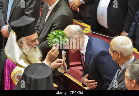 17. Mai 2012 - Athen, Griechenland - ehemalige Führer der griechischen sozialistischen Partei (PASOK) und Ministerpräsident George Papandreou wird mit heiligem Wasser geheiligt durch Hieronymus von Griechenland und Mitglieder des Heiligen Synod.  Parteiführer und Mitglieder der griechischen Regierung nehmen den Amtseid in der griechisch-P Stockfoto