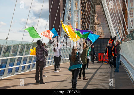 Eine Gruppe von jungen Menschen üben eine Fahnenschwingen Routine für den Looping die Schleife in Salford Quays, Veranstaltung am Samstag, 19. Mai. Die Veranstaltung markierte den Beginn des London 2012 "Spiele Time" im Nordwesten Englands und der erste Tag des Olympischen Fackellaufs in Großbritannien. Stockfoto