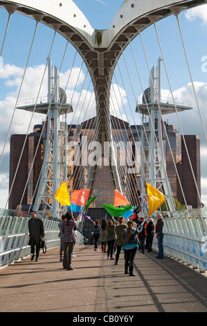 Eine Gruppe von jungen Menschen üben eine Fahnenschwingen Routine für den Looping die Schleife in Salford Quays, Veranstaltung am Samstag, 19. Mai. Die Veranstaltung markierte den Beginn des London 2012 "Spiele Time" im Nordwesten Englands und der erste Tag des Olympischen Fackellaufs in Großbritannien. Stockfoto