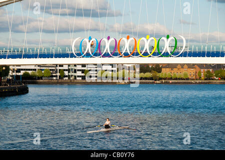 Neu installierte Kunstwerk auf der Millennium (Lowry) Steg in Vorbereitung auf den Looping die Schleife in Salford Quays, Veranstaltung am Sa 19. Mai. Die Veranstaltung markierte den Beginn des London 2012 "Spiele Time" im Nordwesten Englands und der erste Tag des Olympischen Fackellaufs in Großbritannien. Stockfoto