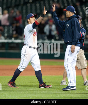 CLEVELAND, Ohio USA - 16. Mai: Cleveland Indians Recht Fielder feiert Shin-soo Choo (17) mit Cleveland Indians Krug Ubaldo Jimenez (30) beginnend nach dem Sieg gegen die Seattle Mariners 9-3 bei Progressive Field in Cleveland, Ohio, USA auf Mittwoch, 16. Mai 2012. Stockfoto