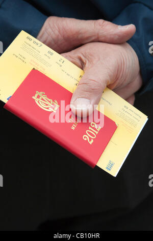 Lords Cricket Ground, London. Donnerstag Mai 17,2012. MCC Mitglied auf Lebenszeit mit Ticket am ersten Tag der Test-Cricket-Serie zwischen England und den West Indies auf Lords. Stockfoto