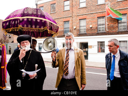 LONDON, UK 17. Mai 2012: Teilnehmer bei der Eritrea-Mahnwache vor der eritreischen Botschaft an Angel, protestieren gegen die eritreische Regierung religiöse Politik und 10 Jahre brutal scharfes Vorgehen gegen Christen angeprangert. Stockfoto