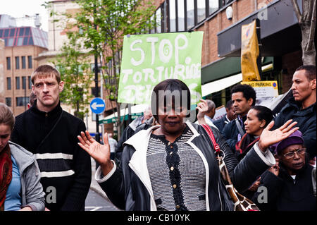 LONDON, UK 17. Mai 2012: Teilnehmer bei der Eritrea-Mahnwache vor der eritreischen Botschaft an Angel, protestieren gegen die eritreische Regierung religiöse Politik und 10 Jahre brutal scharfes Vorgehen gegen Christen angeprangert. Stockfoto