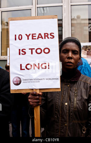 LONDON, UK 17. Mai 2012: Teilnehmer bei der Eritrea-Mahnwache vor der eritreischen Botschaft in Angel, protestieren gegen die eritreische Regierung religiöse Politik und 10 Jahre brutal scharfes Vorgehen gegen Christen angeprangert. Stockfoto