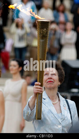 17. Mai 2012 - Athen, Griechenland - Olympische Flamme Übergabezeremonie am Panathenaischen Stadion. Griechische Beamte britische Beamte vor den Spielen 2012 in London die Flamme einzuräumen. (Bild Kredit: Aristidis Vafeiadakis/ZUMAPRESS.com ©) Stockfoto