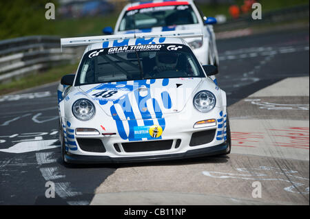 Bill Cameron (GBR) / Willie Moore (GBR) / Olivier Muytjens (BEL) fahren die #48 SP7 Porsche 911 GT3 Cup im Training für den Nürburgring 24 Stunden Rennen in der Nähe von Nurburg, Deutschland am 17. Mai 2012. Foto: Matt Jacques Stockfoto